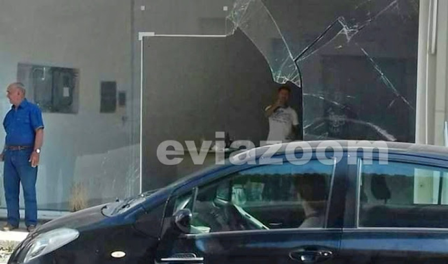 Φωτογραφίες: Αυτοκίνητο... μπούκαρε σε κατάστημα στο Αλιβέρι