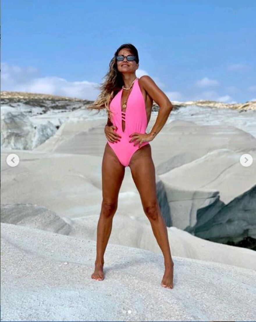 Η Σόφη Πασχάλη ανάβει φωτιές με ροζ μαγιό