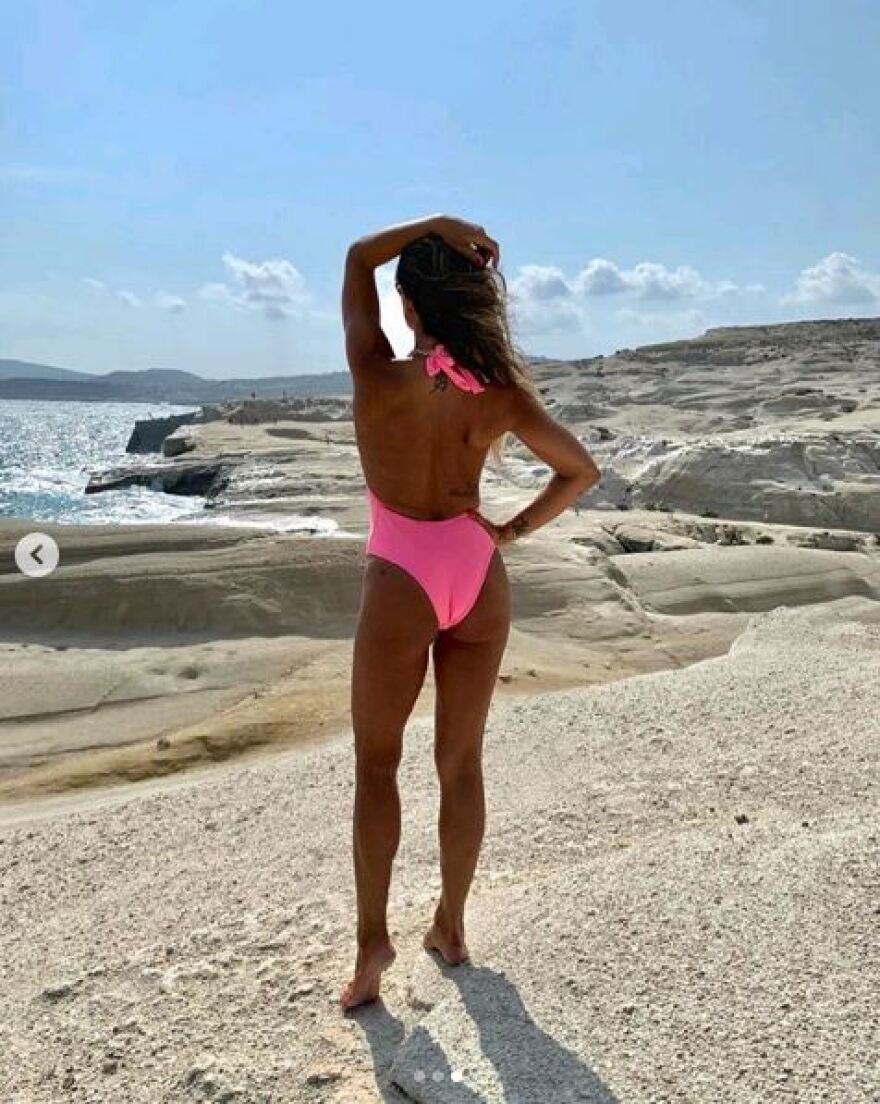 Η Σόφη Πασχάλη ανάβει φωτιές με ροζ μαγιό