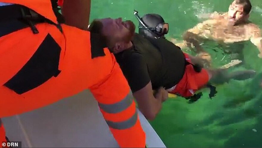 Τρομακτικό βίντεο: 'Εκανε βουτιά από γέφυρα 40 μέτρων και έσπασε τη λεκάνη του