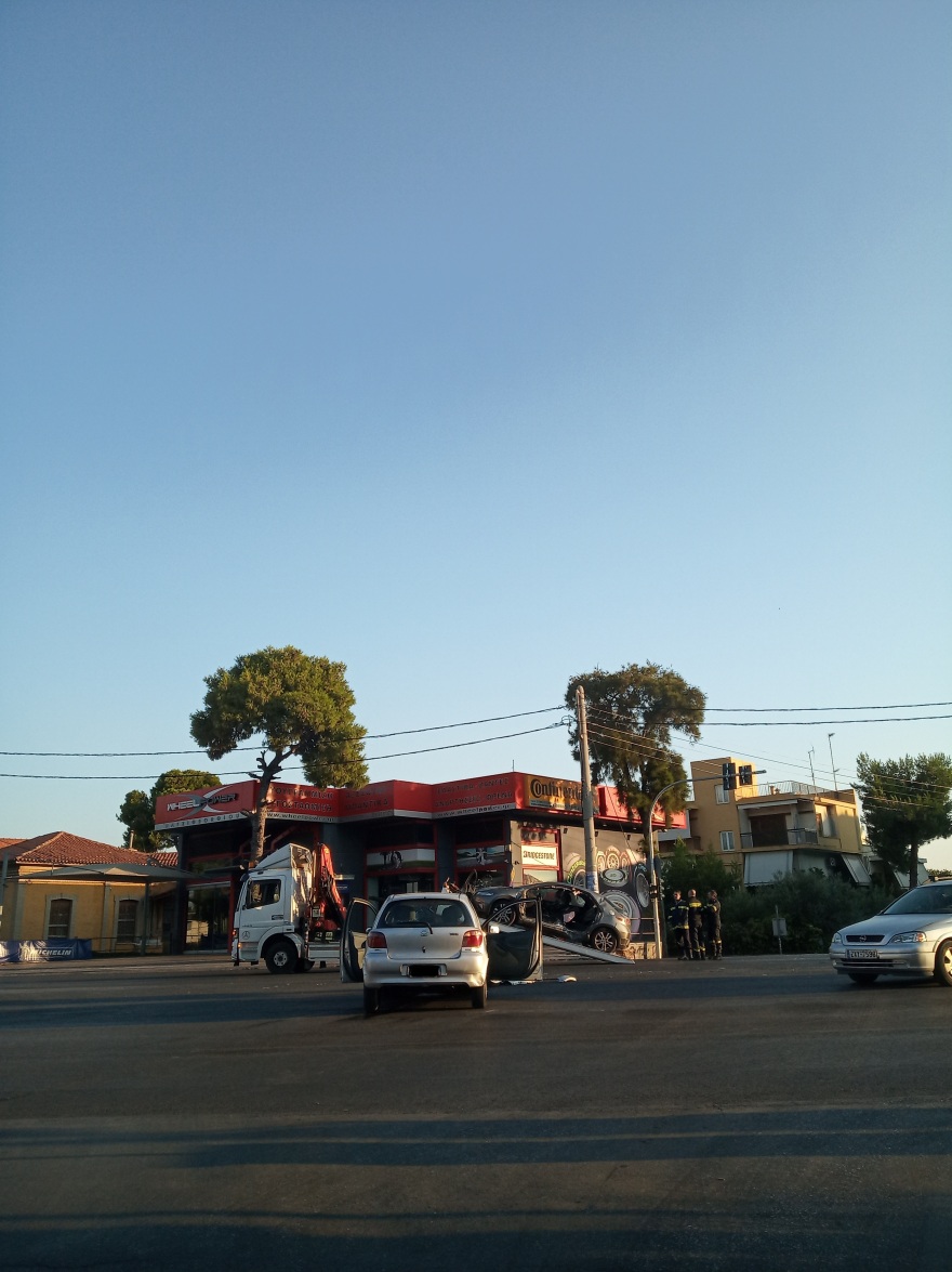 Τροχαίο στη Μεσογείων: Ενας τραυματίας - Τον απεγκλώβισαν οκτώ πυροσβέστες