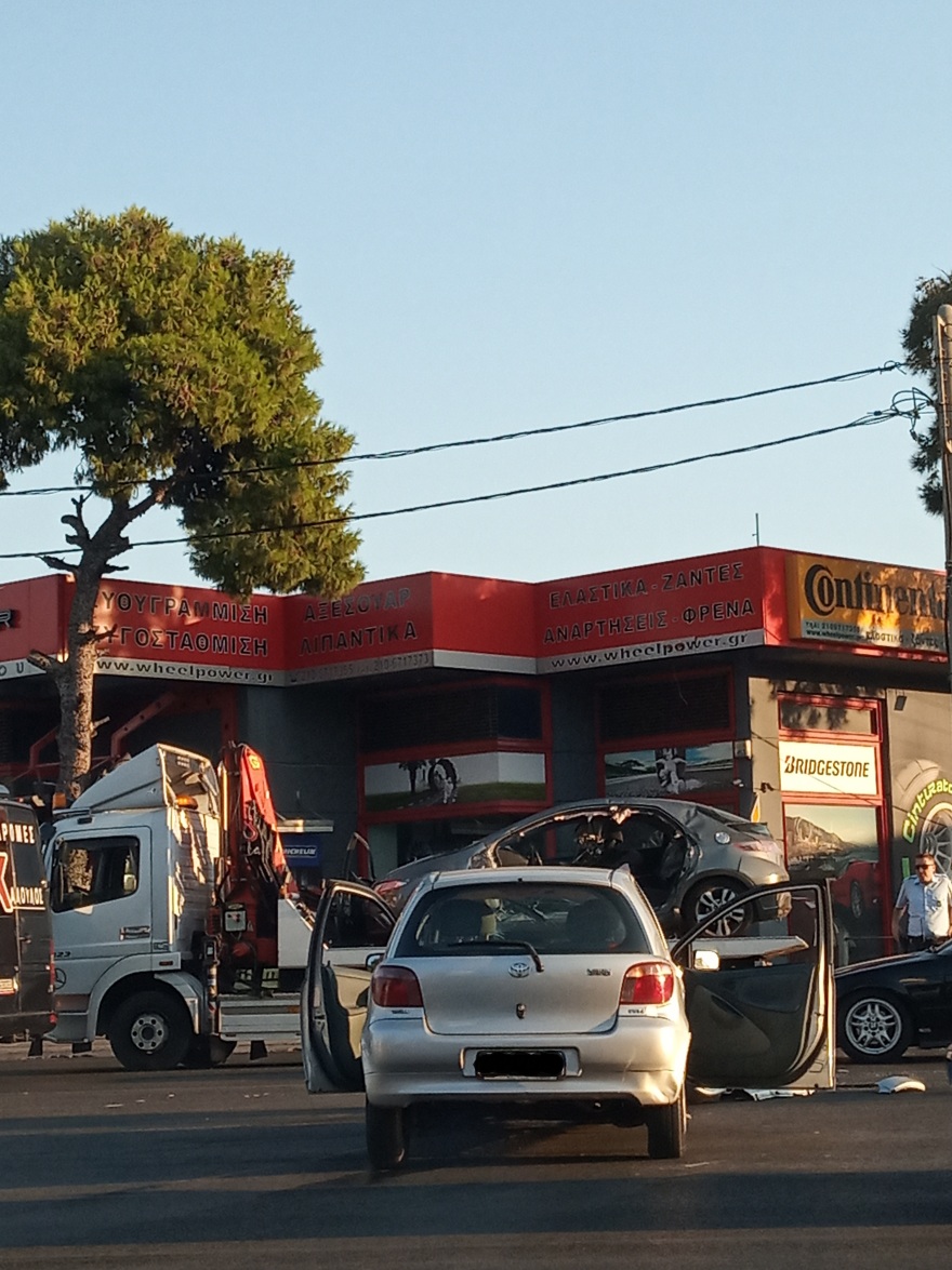 Τροχαίο στη Μεσογείων: Ενας τραυματίας - Τον απεγκλώβισαν οκτώ πυροσβέστες