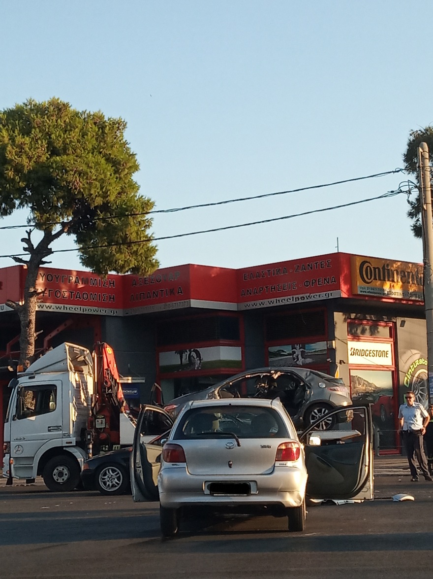 Τροχαίο στη Μεσογείων: Ενας τραυματίας - Τον απεγκλώβισαν οκτώ πυροσβέστες