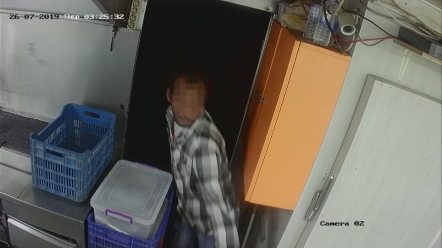 Ηράκλειο: Δείτε καρέ- καρέ τις κινήσεις ληστή καντίνας