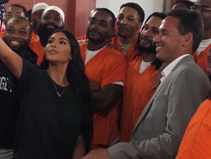 H Κιμ Καρντάσιαν έβγαλε selfies με... κρατούμενους