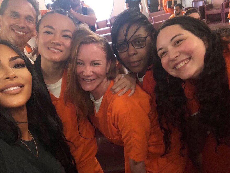 H Κιμ Καρντάσιαν έβγαλε selfies με... κρατούμενους