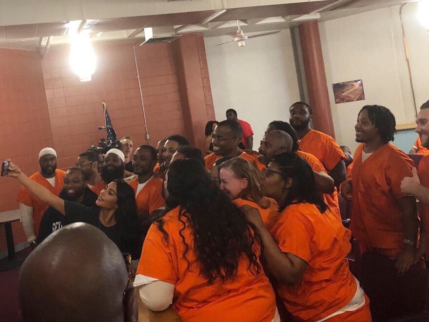 H Κιμ Καρντάσιαν έβγαλε selfies με... κρατούμενους