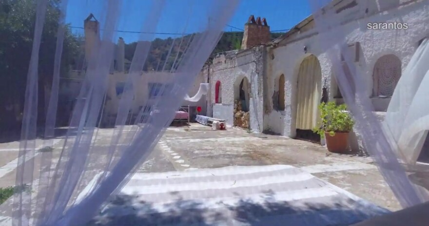 Κρήτη: Νοίκιασε στο Airbnb δωμάτιο… χωρίς ταβάνι 