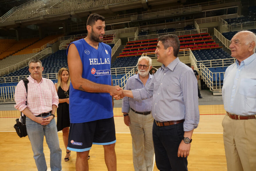 Ο Λευτέρης Αυγενάκης στην προπόνηση της Εθνικής μπάσκετ