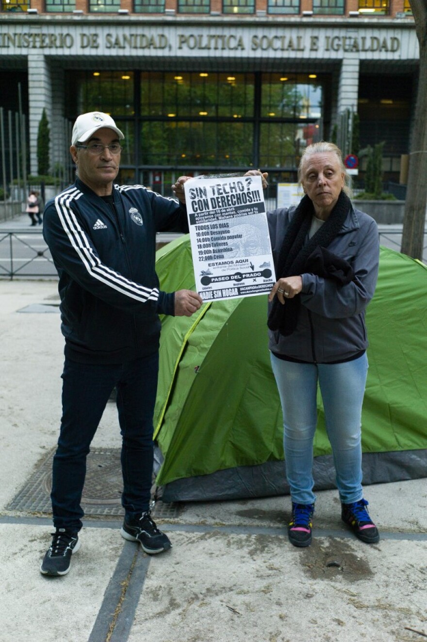 «Δεν είμαστε αόρατοι»: Εκατοντάδες άστεγοι έξω από το μουσείο El Prado της Μαδρίτης