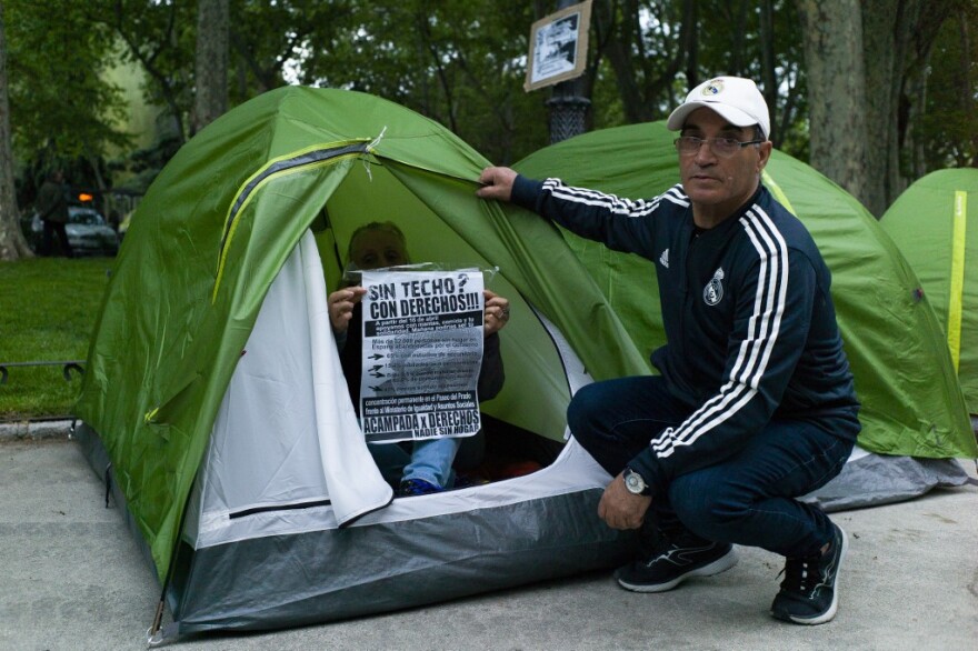 «Δεν είμαστε αόρατοι»: Εκατοντάδες άστεγοι έξω από το μουσείο El Prado της Μαδρίτης