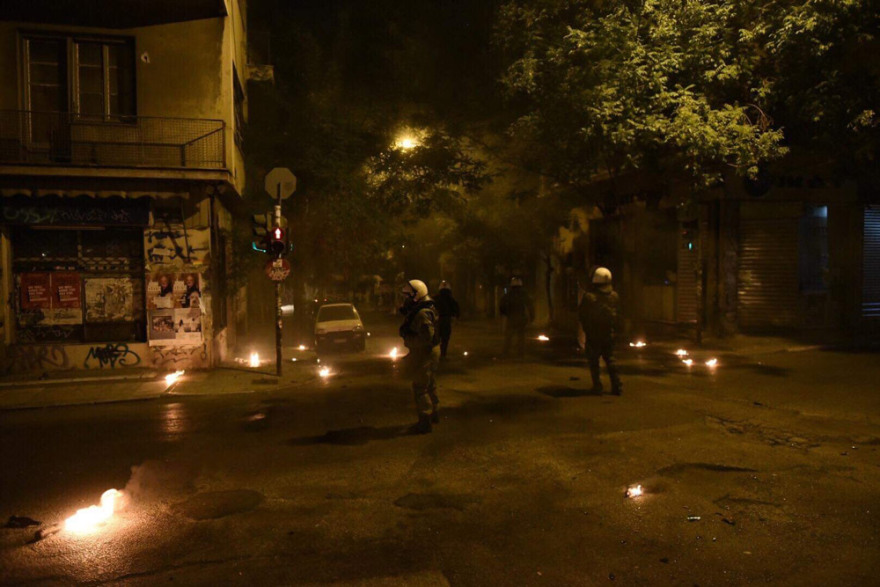 Εξάρχεια: Συγκέντρωση διαμαρτυρίας για την αποφυλάκιση Κορκονέα - Μολότοφ στα γραφεία του ΠΑΣΟΚ μετά την πορεία