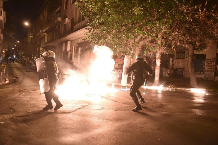 Εξάρχεια: Συγκέντρωση διαμαρτυρίας για την αποφυλάκιση Κορκονέα - Μολότοφ στα γραφεία του ΠΑΣΟΚ μετά την πορεία