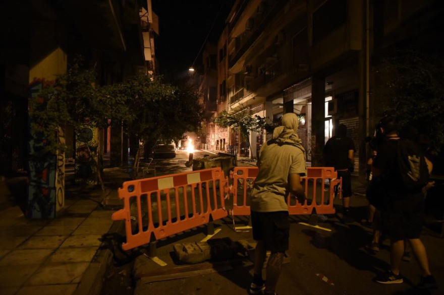 Εξάρχεια: Συγκέντρωση διαμαρτυρίας για την αποφυλάκιση Κορκονέα - Μολότοφ στα γραφεία του ΠΑΣΟΚ μετά την πορεία