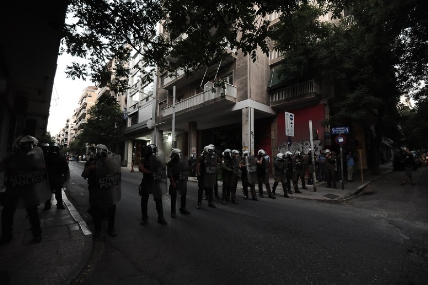 Εξάρχεια: Συγκέντρωση διαμαρτυρίας για την αποφυλάκιση Κορκονέα - Μολότοφ στα γραφεία του ΠΑΣΟΚ μετά την πορεία