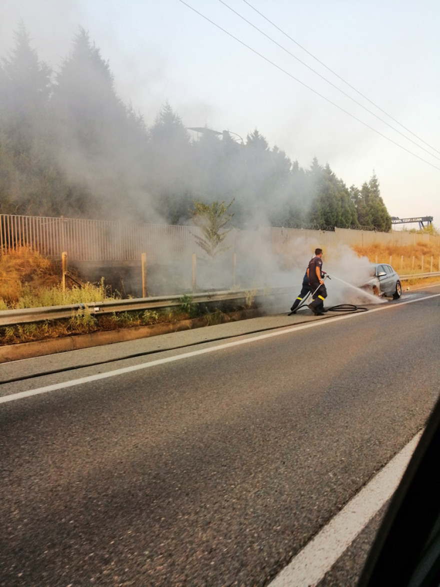 Φωτογραφίες: Αυτοκίνητο πήρε φωτιά στην Αθηνών - Λαμίας