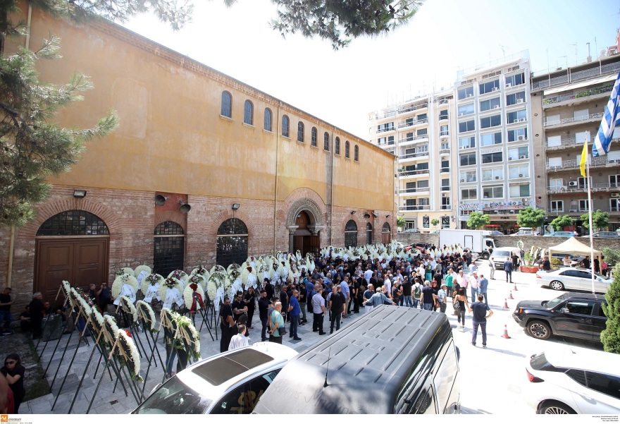 Πλήθος κόσμου για το τελευταίο «αντίο» στον Γιώργο Ποζίδη