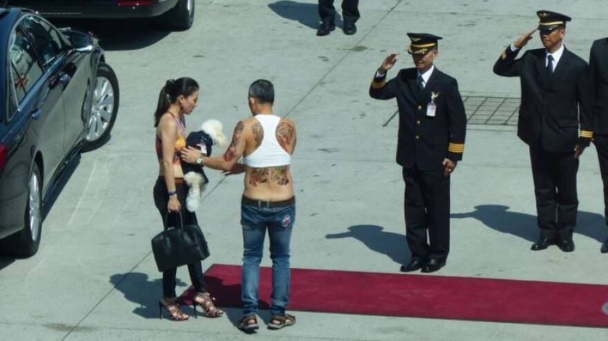 Ταϊλάνδη: Ο «βασιλιάς με το μπουστάκι» παρουσίασε στον λαό την ερωμένη του έχοντας δίπλα του τη βασίλισσα σύζυγό του