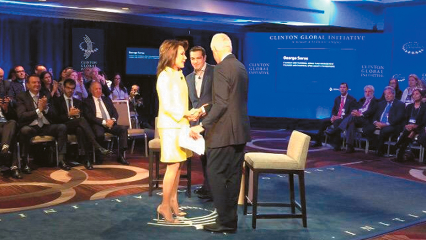  Γιάννα Αγγελοπούλου: Η μεγάλη επιστροφή με Cartier και φουστανέλα