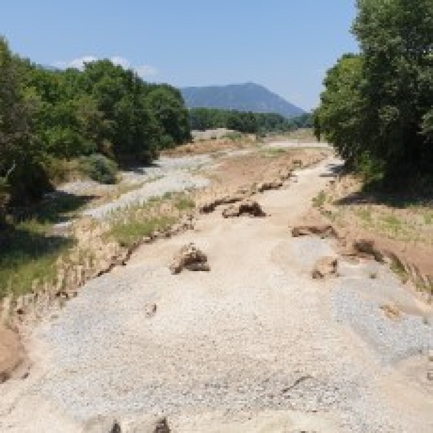 Απίστευτες εικόνες: Στέρεψε ο Πηνειός ποταμός στα Τρίκαλα