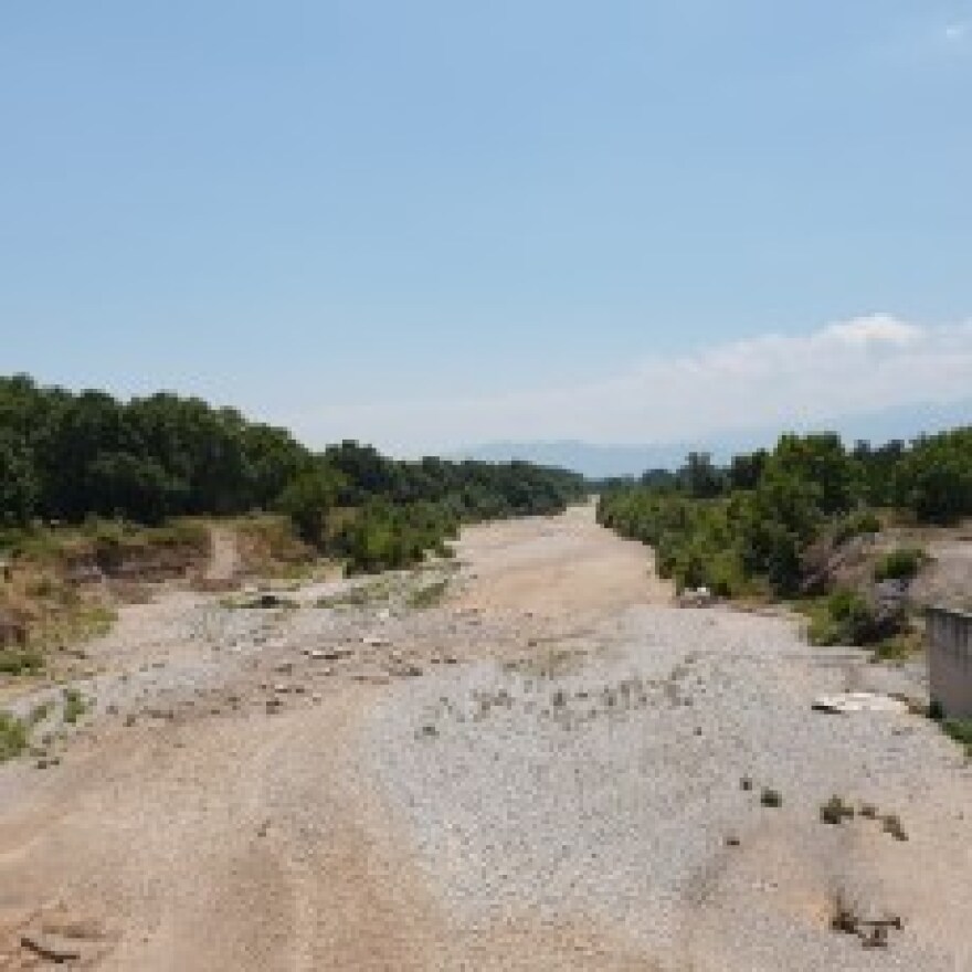 Απίστευτες εικόνες: Στέρεψε ο Πηνειός ποταμός στα Τρίκαλα
