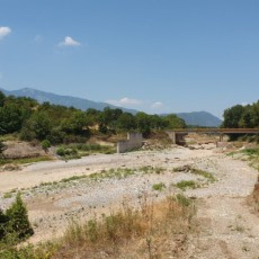 Απίστευτες εικόνες: Στέρεψε ο Πηνειός ποταμός στα Τρίκαλα