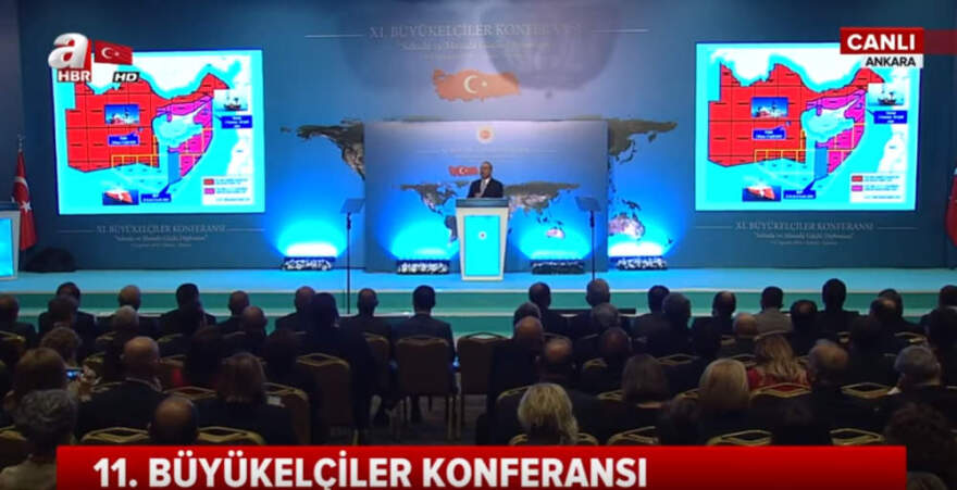 Ο Τσαβούσογλου πρόβαλε χάρτη με την υφαλοκρηπίδα της Τουρκίας να φτάνει μέχρι την Κρήτη!