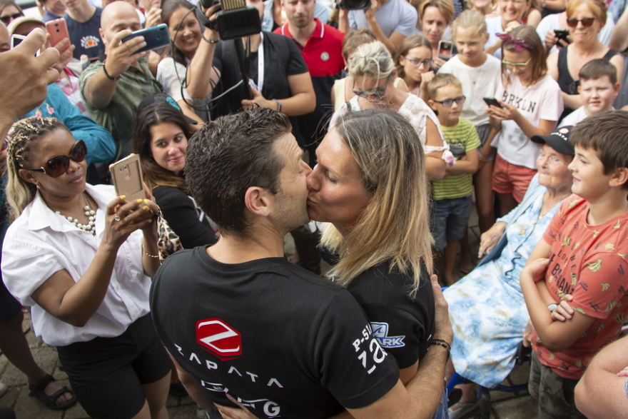 Ο άνθρωπος που «πετάει»: Πέρασε την Μάγχη με... ιπτάμενο «πατίνι»!