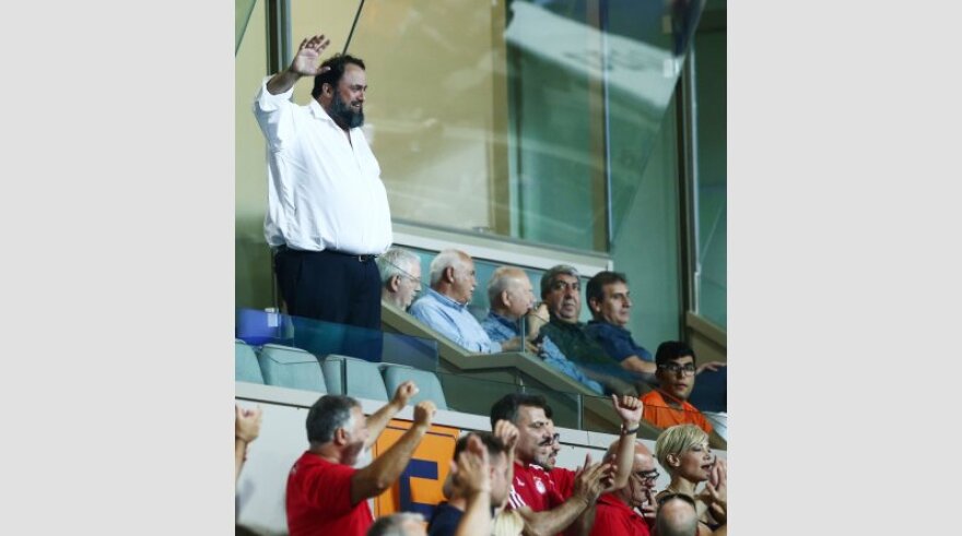 Ο Βαγγέλης Μαρινάκης πανηγύρισε έξαλλα το γκολ του Μασούρα και μοίρασε συγχαρητήρια