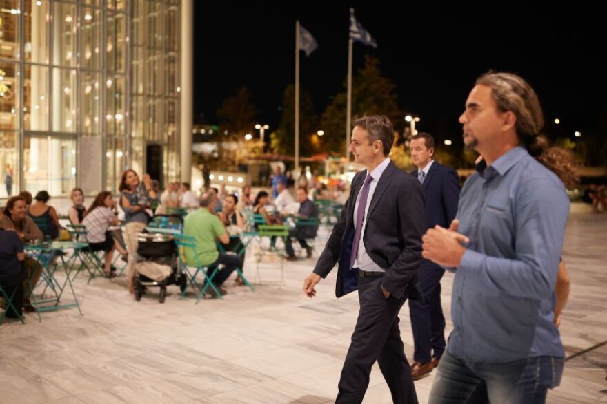 Ο Κυριάκος Μητσοτάκης επισκέφθηκε την έκθεση φωτογραφίας του αείμνηστου Γιάννη Μπεχράκη