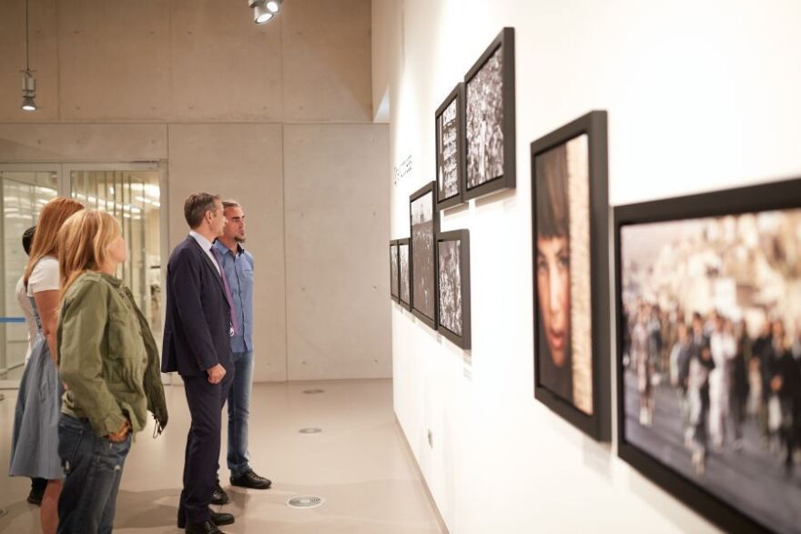 Ο Κυριάκος Μητσοτάκης επισκέφθηκε την έκθεση φωτογραφίας του αείμνηστου Γιάννη Μπεχράκη