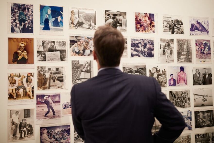 Ο Κυριάκος Μητσοτάκης επισκέφθηκε την έκθεση φωτογραφίας του αείμνηστου Γιάννη Μπεχράκη