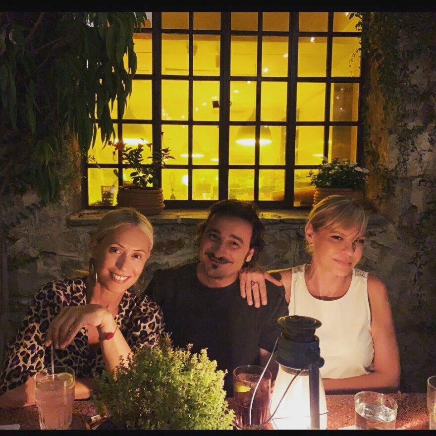 Βραδινή έξοδος με φίλους για τη Μαρία Μπακοδήμου 