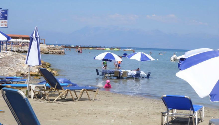 Ταβέρνα στην Κέρκυρα έχει τραπέζι μέσα στην θάλασσα 