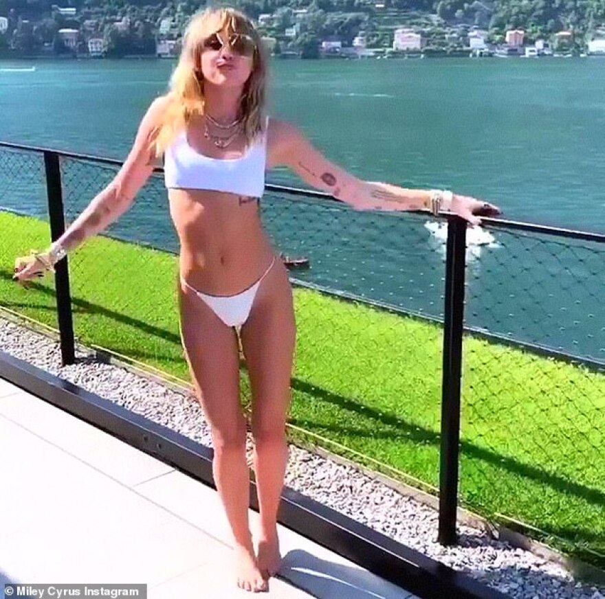 Η Miley Cyrus έβαλε το μπικίνι της και άρχισε το twerking στην άκρη του δρόμου 