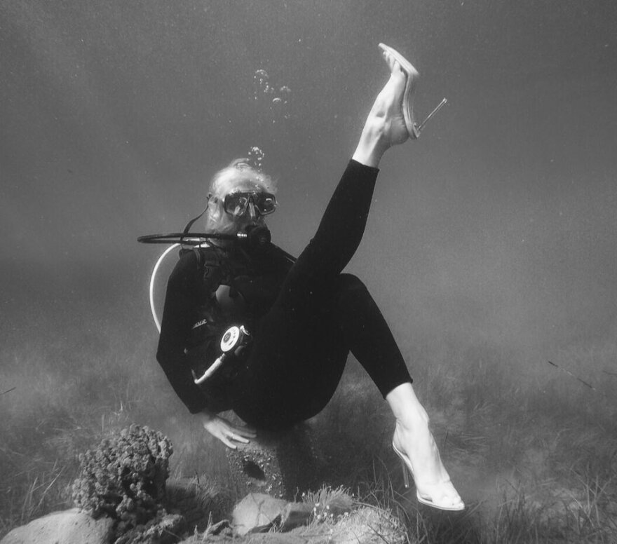 Η Όλγα Πηλιάκη βούτηξε στη θάλασσα φορώντας ψηλοτάκουνα 