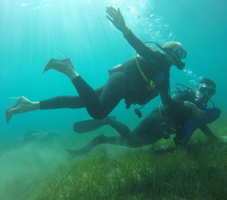 Η Όλγα Πηλιάκη βούτηξε στη θάλασσα φορώντας ψηλοτάκουνα 