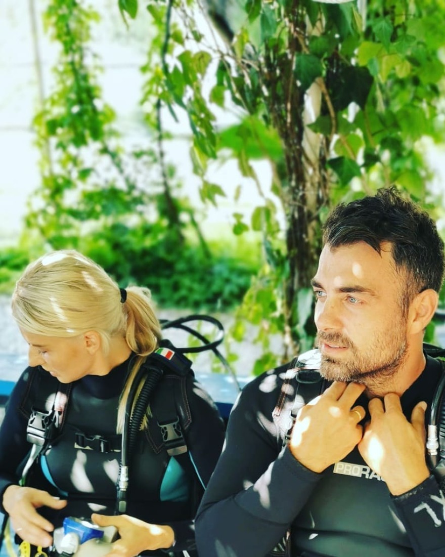 Η Όλγα Πηλιάκη βούτηξε στη θάλασσα φορώντας ψηλοτάκουνα 