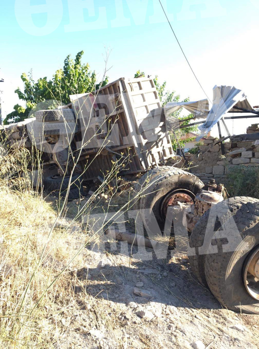 Μεσολόγγι: Φορτηγό αναποδογύρισε και γκρέμισε ολόκληρο σπίτι!
