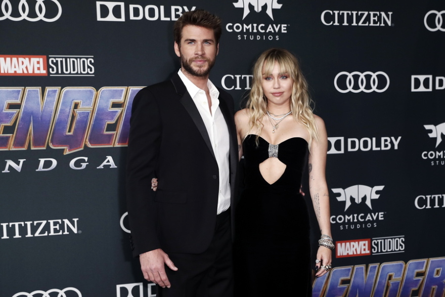 Μάιλι Σάιρους: Τα λεσβιακά φιλιά και τα... γλειψίματα έφεραν τον χωρισμό