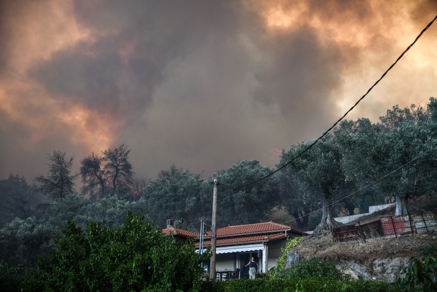 Φωτιά στην Εύβοια: Μέσα στο χωριό Μακρυμάλλη οι φλόγες - Εκκενώθηκαν τέσσερα χωριά 