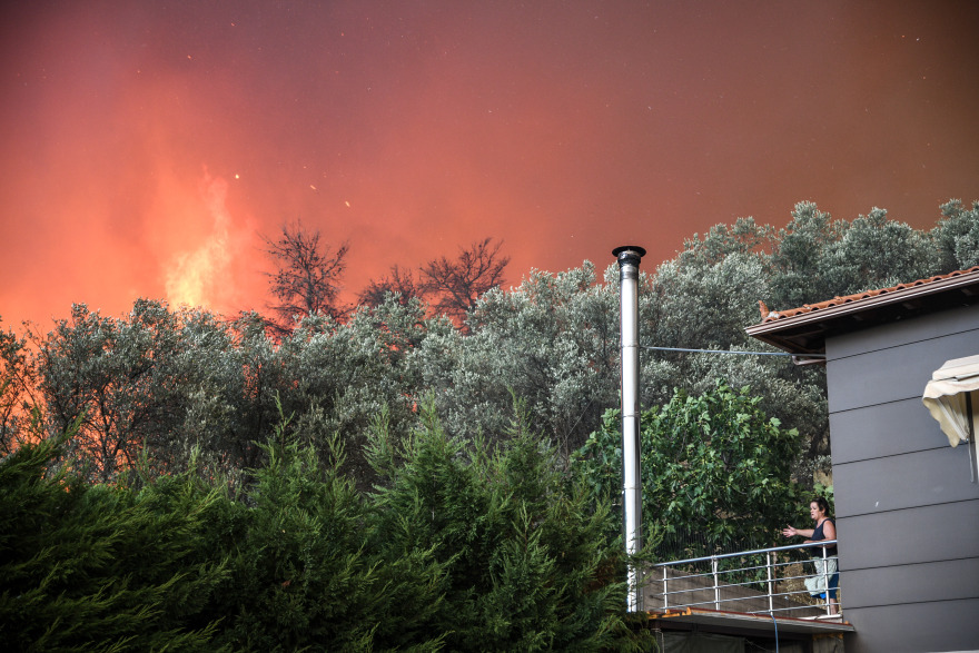 Φωτιά στην Εύβοια: Μέσα στο χωριό Μακρυμάλλη οι φλόγες - Εκκενώθηκαν τέσσερα χωριά 