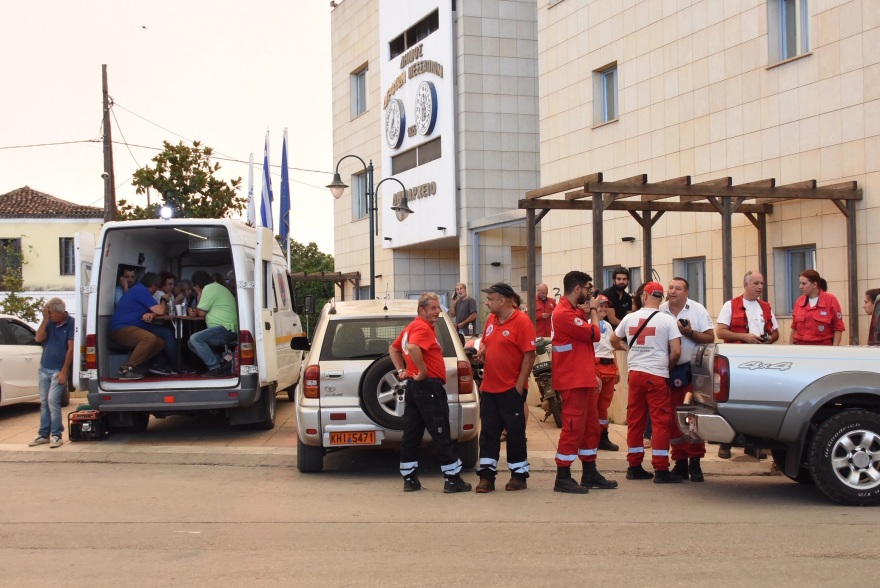 Φωτιά στην Εύβοια: Εκκένωσαν σπίτια έξω από τα Ψαχνά