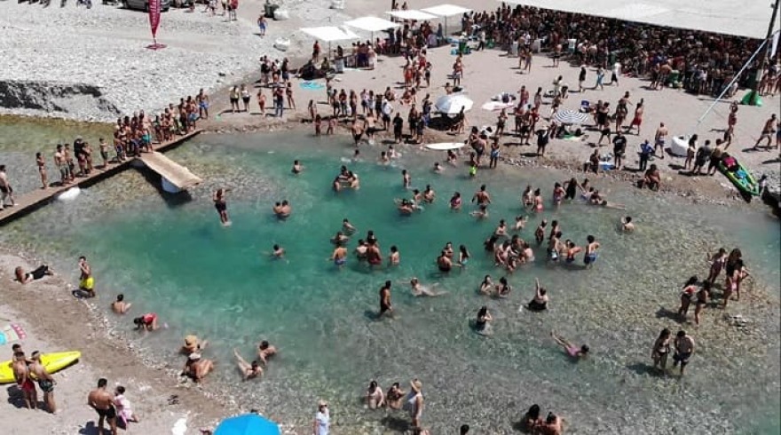 Ήπειρος: Συνωστισμός στις παραλίες του Αχελώου