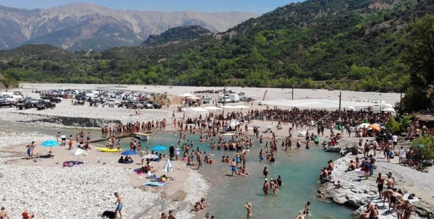 Ήπειρος: Συνωστισμός στις παραλίες του Αχελώου