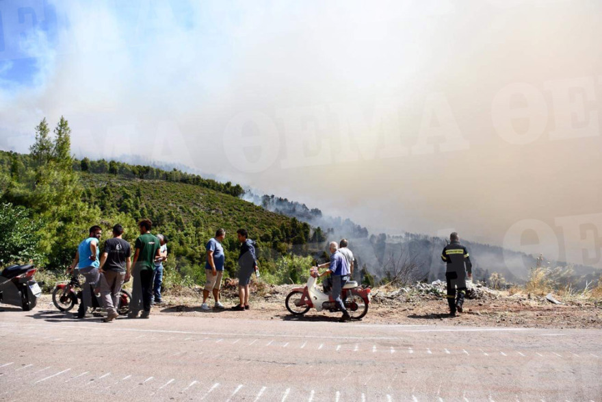 Φωτιά στην Εύβοια: Μέσα στο χωριό Μακρυμάλλη οι φλόγες - Εκκενώθηκαν τέσσερα χωριά 