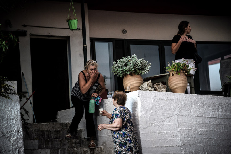 Συγκλονιστικές εικόνες από τη φωτιά στην Εύβοια: Στις αυλές των σπιτιών οι φλόγες 