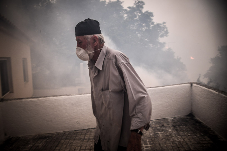 Συγκλονιστικές εικόνες από τη φωτιά στην Εύβοια: Στις αυλές των σπιτιών οι φλόγες 