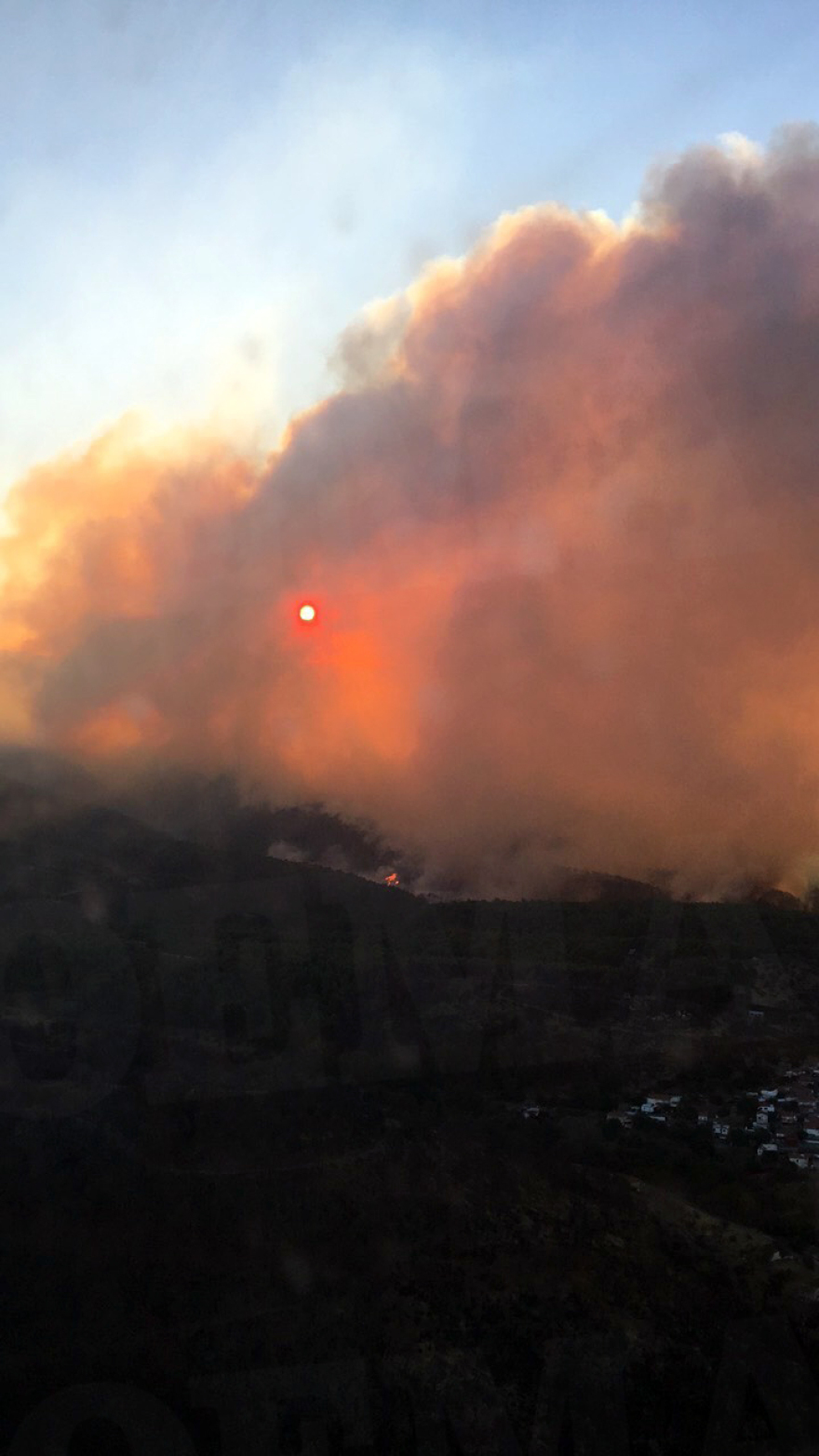 Φωτιά στην Εύβοια: Μέσα στο χωριό Μακρυμάλλη οι φλόγες - Εκκενώθηκαν τέσσερα χωριά 