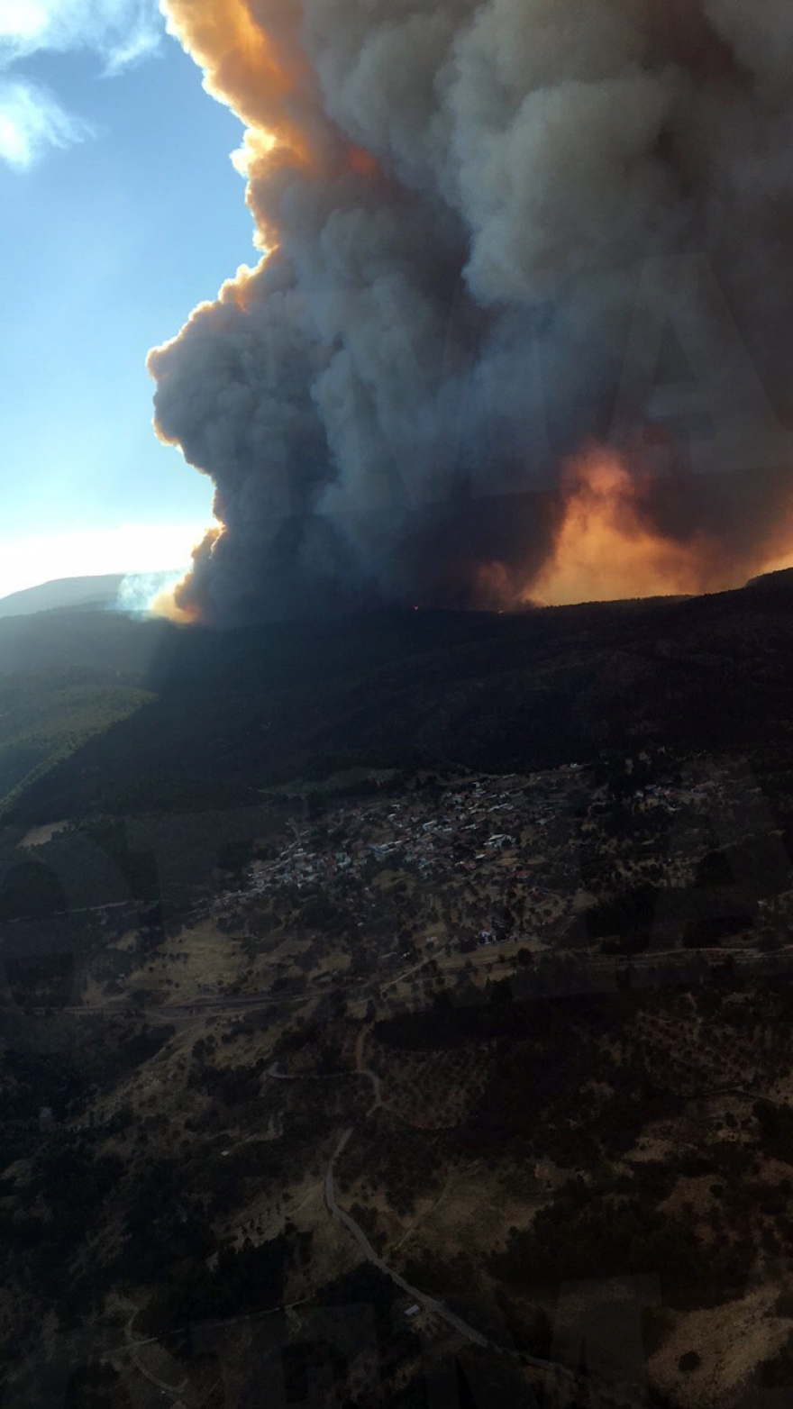 Φωτιά στην Εύβοια: Μέσα στο χωριό Μακρυμάλλη οι φλόγες - Εκκενώθηκαν τέσσερα χωριά 
